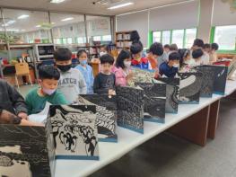 정발초등학교 ‘세계 책의 날’ 도서관은 학교의 보물 놀이터에요. 기사 이미지