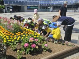 구리시, 정원문화 확산을 위한 시민 참여 화단 가꾸기 기사 이미지