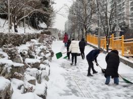 구리시 인창동, ‘겨울길 봉사단’과 함께 제설에 구슬땀 흘려 기사 이미지