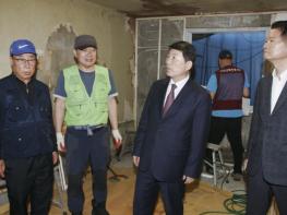 구리시 목민봉사회, 인창동 홀로 어르신 가정에 집수리 봉사 실시 기사 이미지