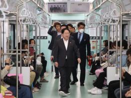 주광덕 남양주시장, 마석-상봉 셔틀 열차 첫 운행일 현장 점검 기사 이미지