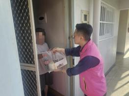구리시 동구동, 저소득 한부모 가구에 '행복 치킨' 전달 기사 이미지