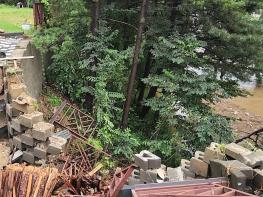국도46번 토사유출 주택 마당 추가 붕괴 우려..가평군 ‘우리 부서 아니다’ 현장도 확인도 안해 기사 이미지